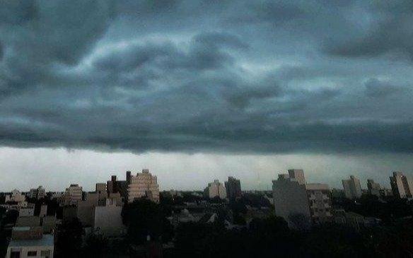 Fuertes tormentas y lluvias tras la alerta amarilla en la Ciudad