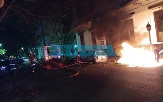 Vándalos incendiaron contenedores y un auto