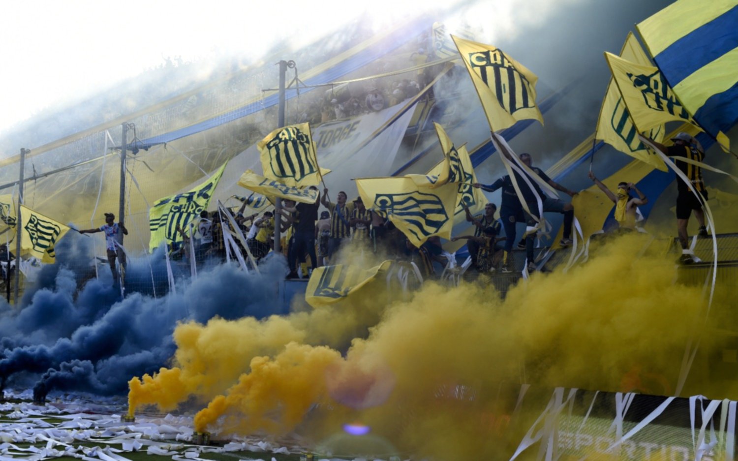 Incidentes y susto en el recibimiento del canalla en la salida de los equipos