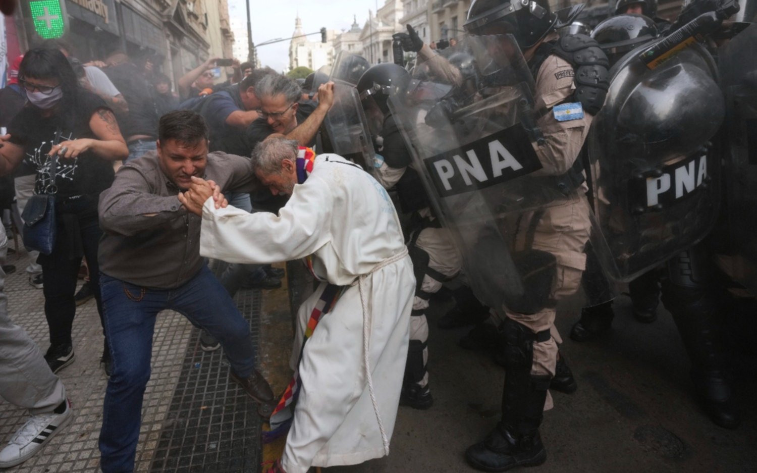 Otra vez incidentes en la marcha por jubilados y un cura golpeado