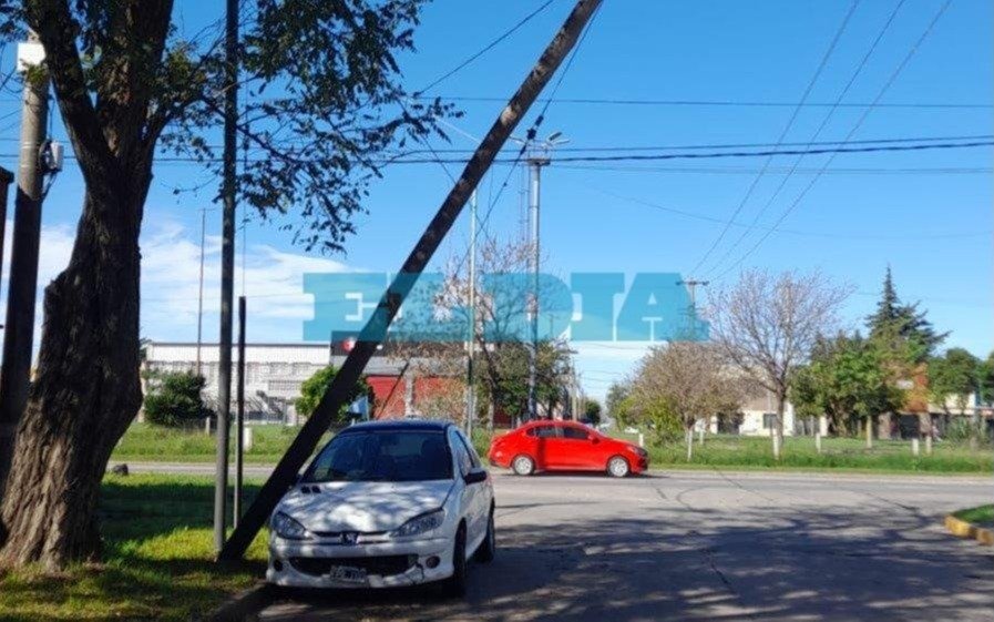 Peligro en Altos de San Lorenzo: un poste de luz está a punto de caerse