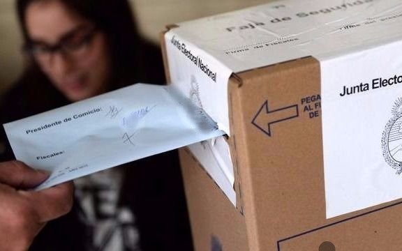 Corrientes: Valdés desdobló la elección