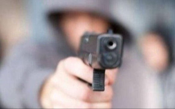 Sin piedad contra dos jubilados: los tiraron al piso y les robaron el auto