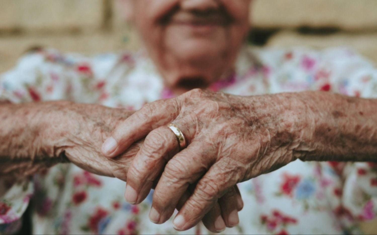 El olvido, otra forma de destrato que empuja a la soledad en la vejez