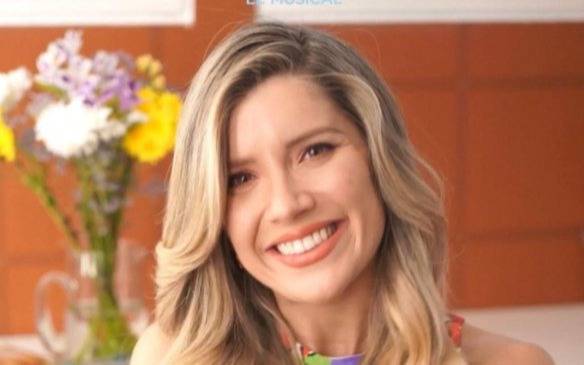 Laurita Fernández, a pura lágrima por tener que faltar al teatro: ¿qué pasó?