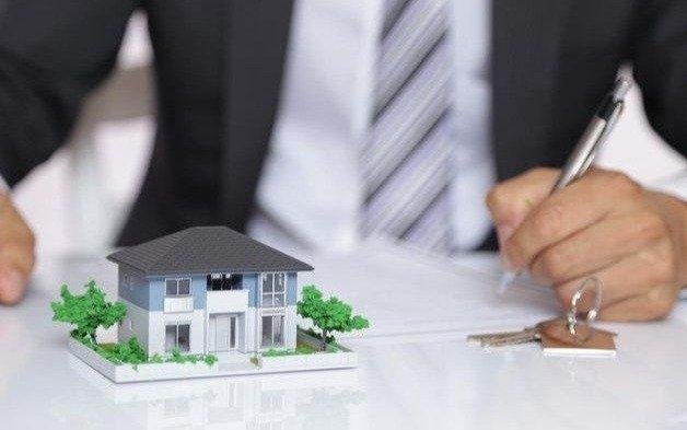 La venta de inmuebles subió 25% en un año, pero bajó en el mes