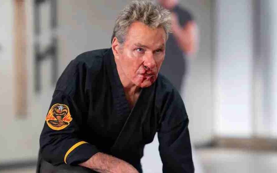 Increíble: el villano de “Cobra Kai” mordió a una compañera de elenco