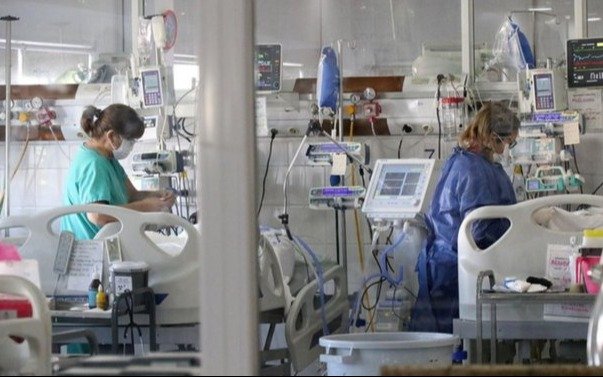 Faltan camas y alertan en La Plata por las enfermedades que trae el frío