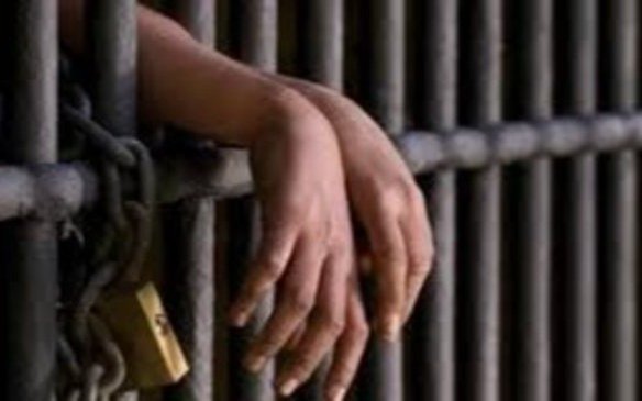 Inmigrantes presos en la “Alcatraz de los Caimanes”