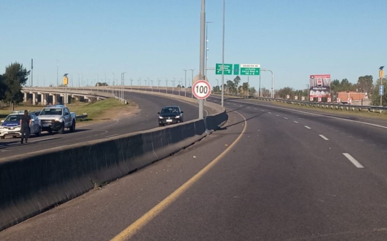 Siguen los piedrazos en la Autopista y la Policía no atina a impedirlos