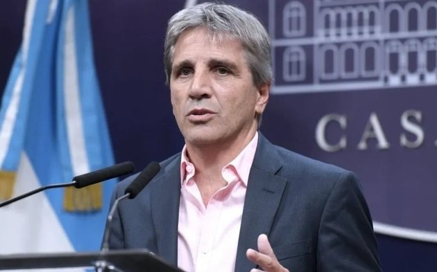 La furia de Caputo con el “club de devaluadores”