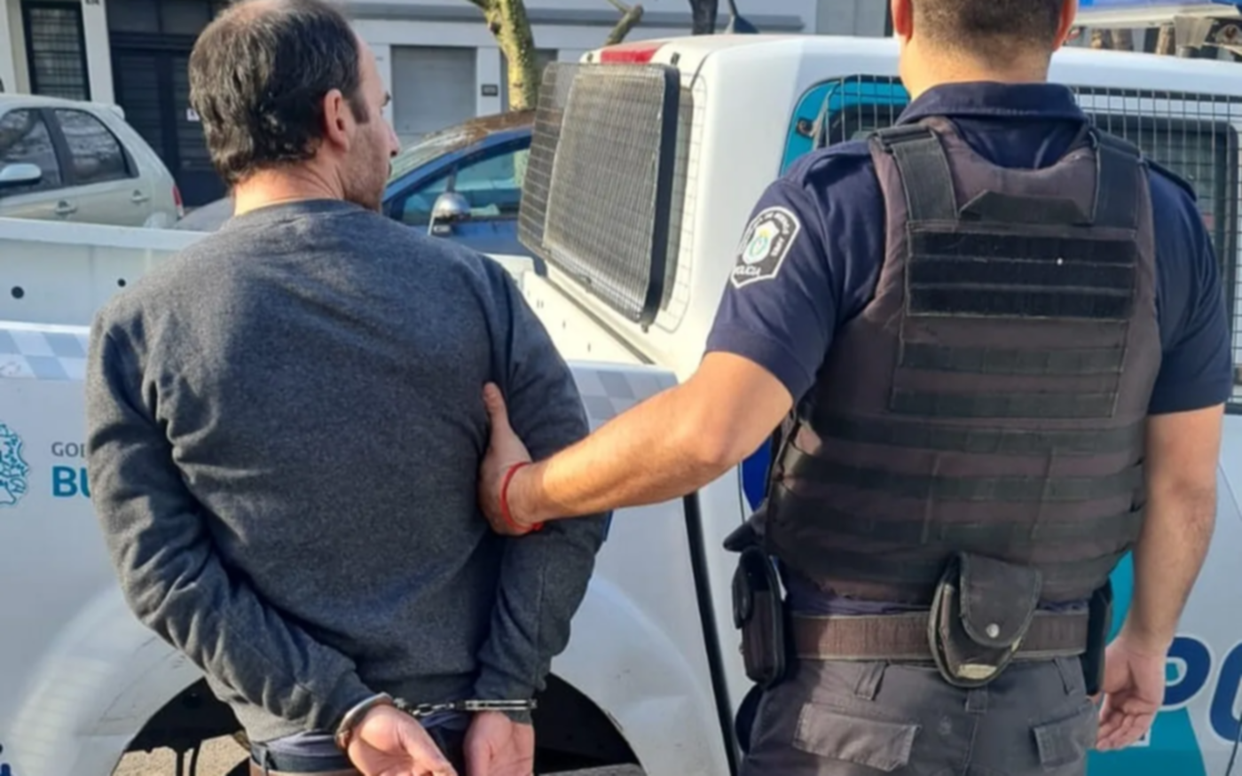 Rodeado de botellas de alcohol, cayó un policía