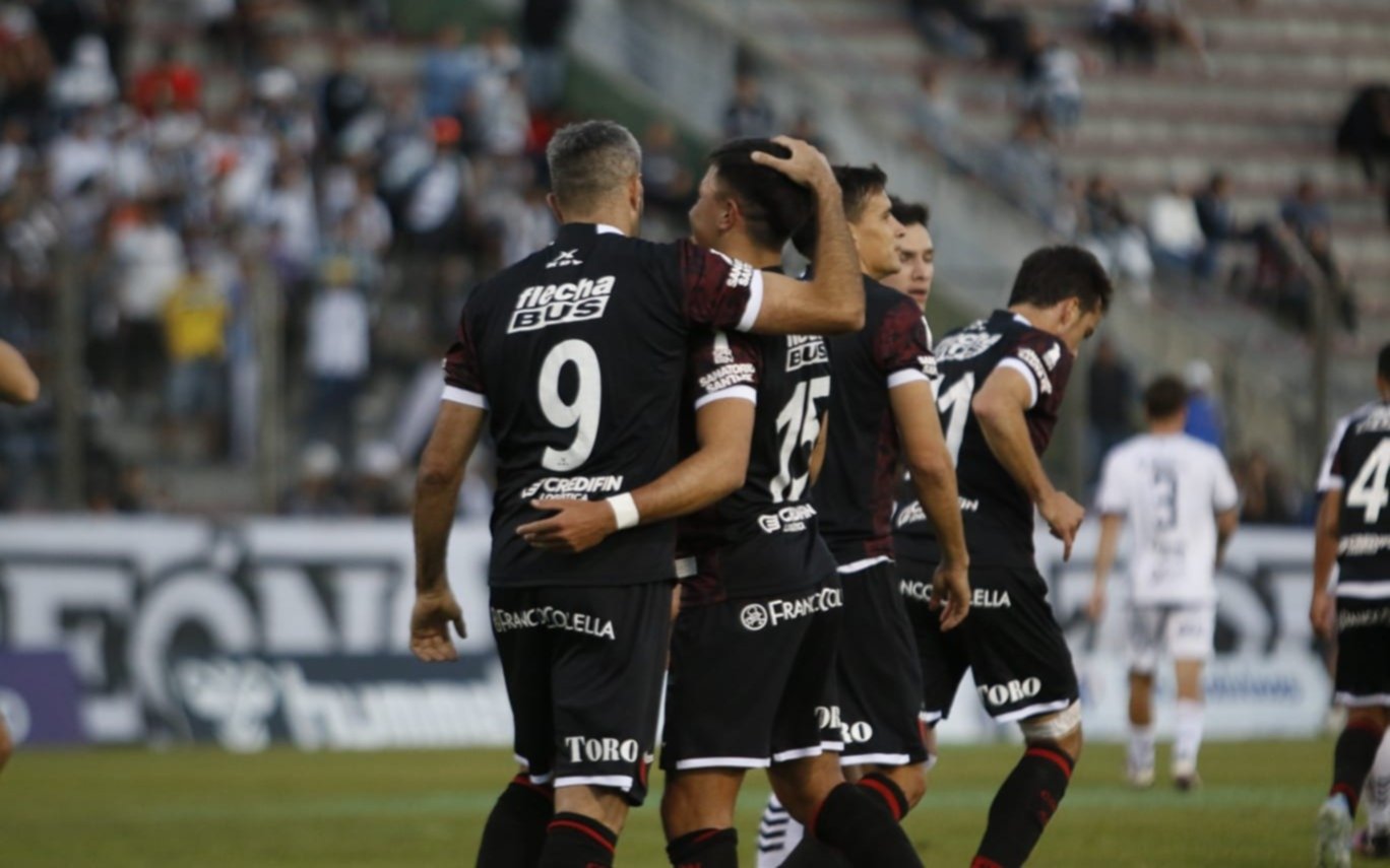 Colón sufrió pero sumó tres valiosos puntos en Salta para intentar entrar al reducido