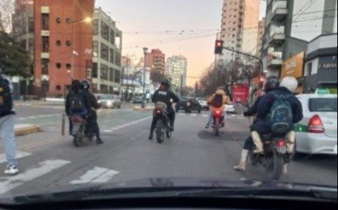 Motos que andan en la Ciudad a contramano de lo que ordena la ley