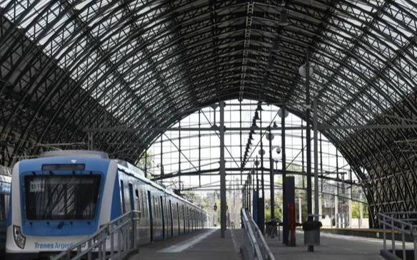 Pasajeros que no saben cuándo salen o llegan los trenes del Roca