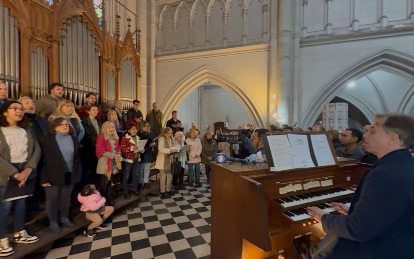 Experiencia sonora: el coro de la Catedral se presentó de sorpresa en una visita