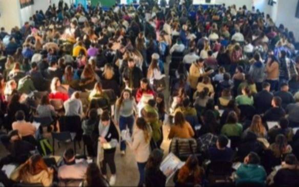 Examen de Residencias: controles de seguridad, a un metro y con ausentes