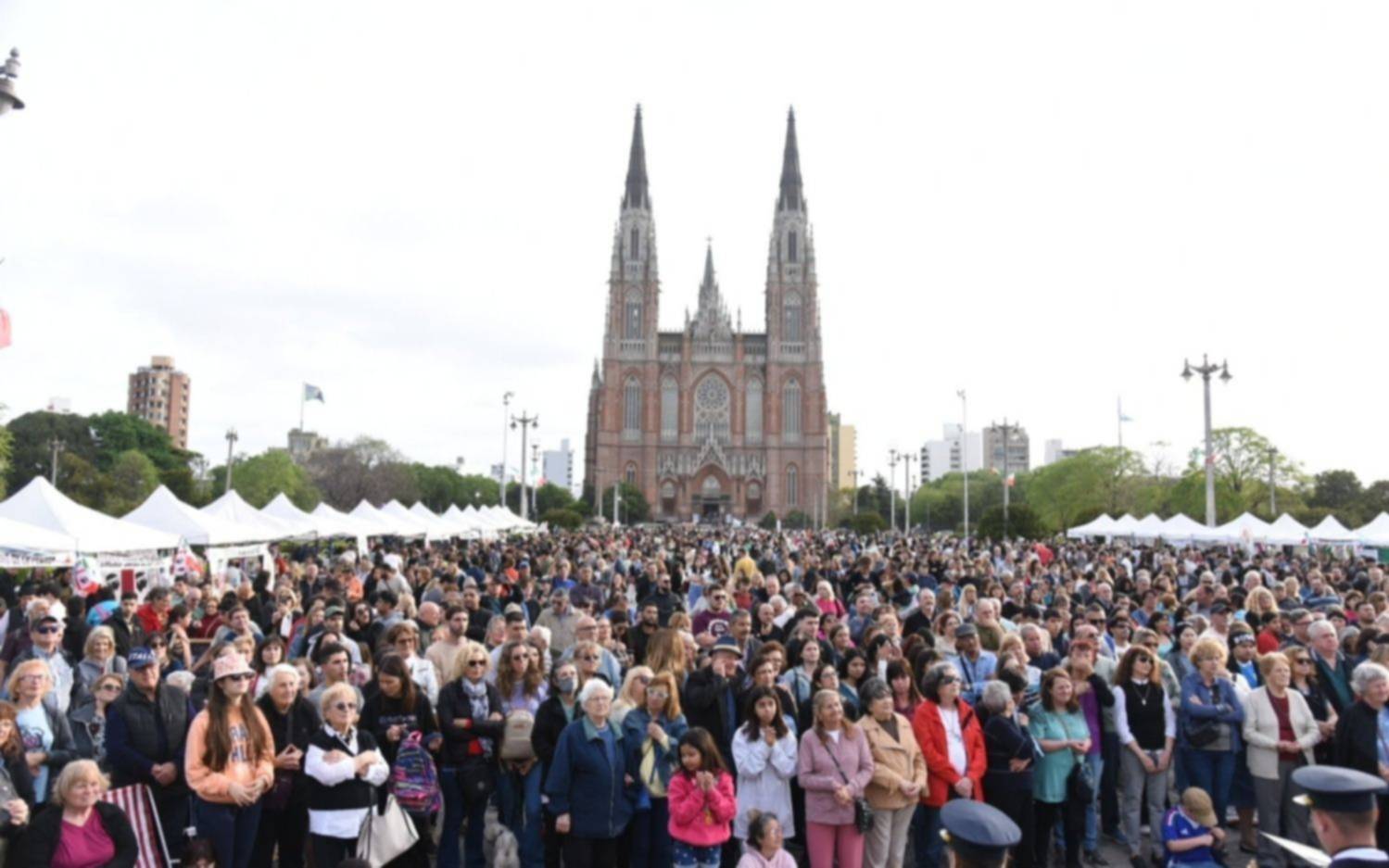 Plaza Moreno, epicentro del espectáculo: folclore y atracciones para chicos