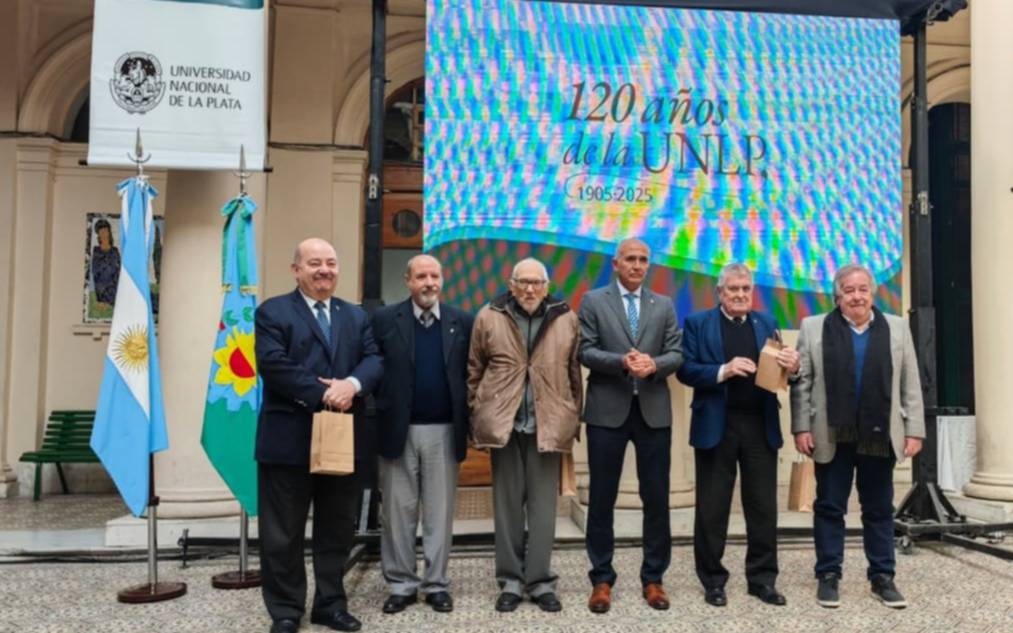 Homenaje a expresidentes de la UNLP, que celebró sus 120 años