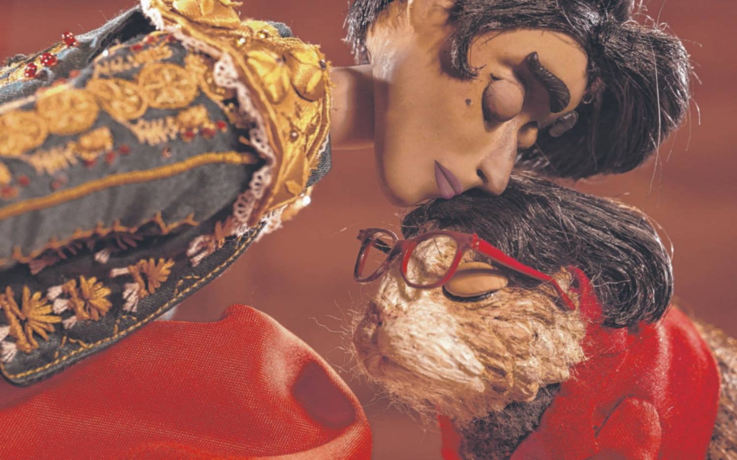 “Mujeres con hombreras”: marionetas a la Almodóvar
