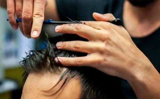 Peluqueros celebran su Día entre la moda y la tradición