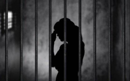 Una joven detenida por un simulacro de fusilamiento