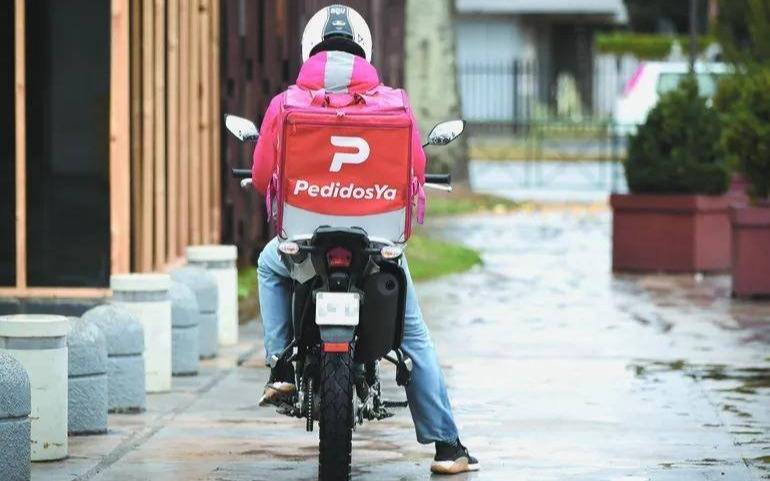 “Delitos ya”: en moto, robó con la ropa de una app de reparto