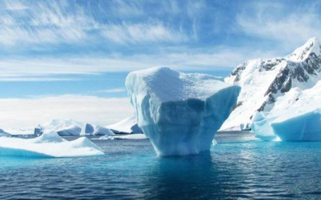 Un iceberg gigante se derrite frente a la Antártida