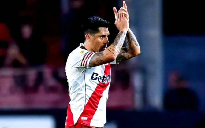 Entrega de plaqueta y ovación de los hinchas para Enzo Pérez