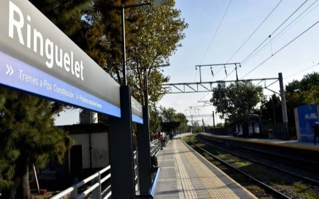 Sacó el celular en el tren para responder y se lo arrebataron