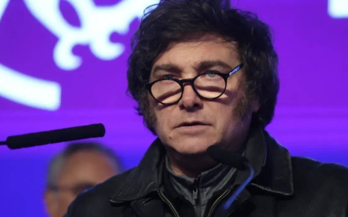 Presentación de un nuevo libro en un microestadio