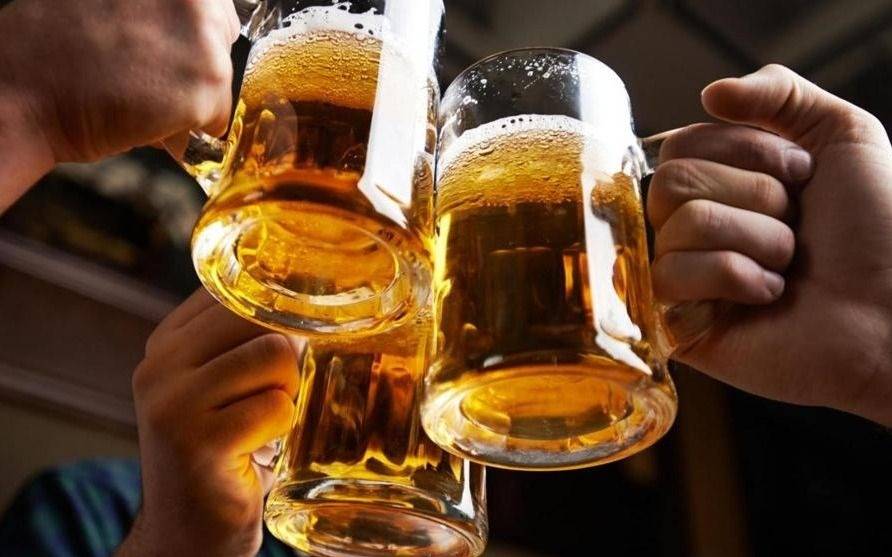 Salieron por una cerveza y al volver estaba todo revuelto
