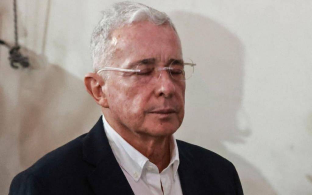 Revocan la condena contra Álvaro Uribe