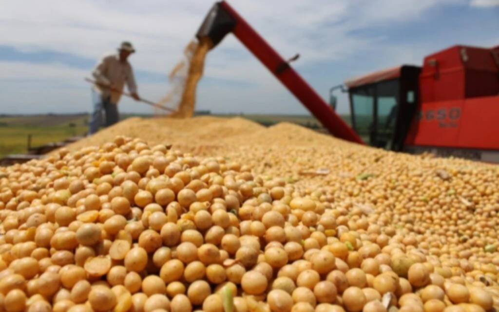 Silo y camión en un puerto de granos