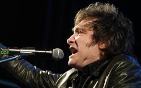 Milei reeditó su cover de “Libre”, de Nino Bravo