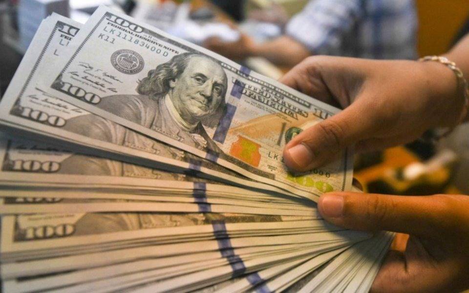 Bajó el dólar y el riesgo país quieto en casi 600 pb.