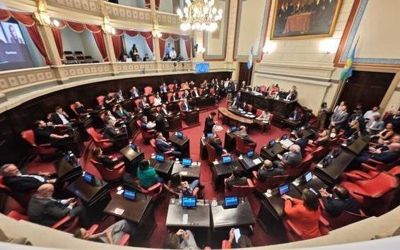 Instituciones débiles, internas fuertes