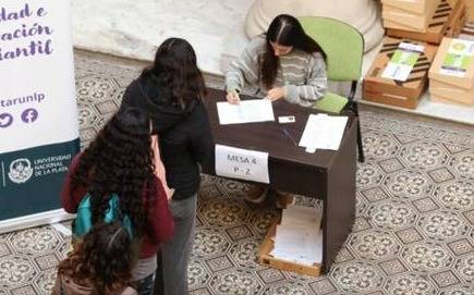 La Universidad inscribe para el programa de becas de grado