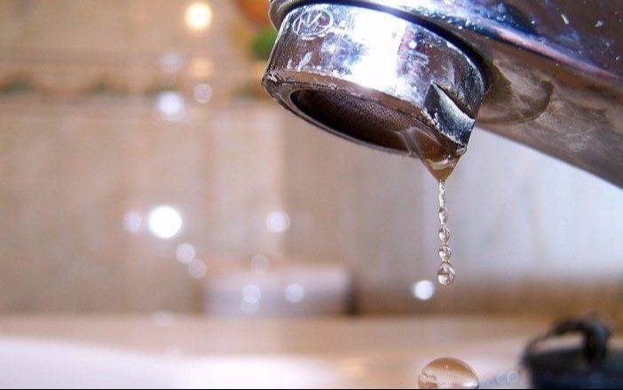 Faltó agua en Tolosa por la reparación de una cañerías en 120 y 530