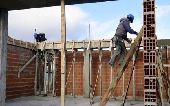 Críticas de ingenieros al freno en ciertas obras