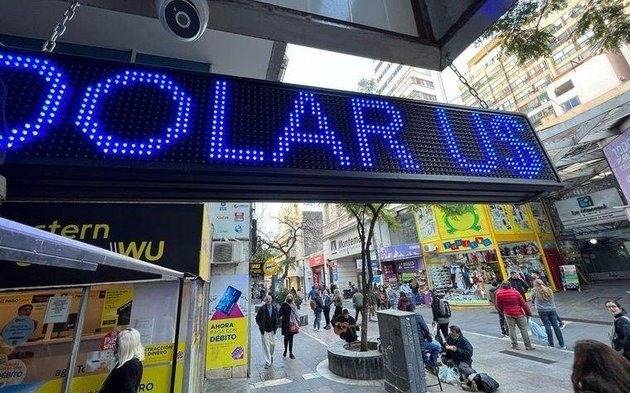 El precio del dólar finalizó en alza, al igual que el riesgo país