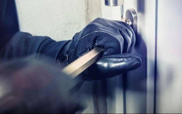 A metros de calle 12 dejan “pelada” una peluquería