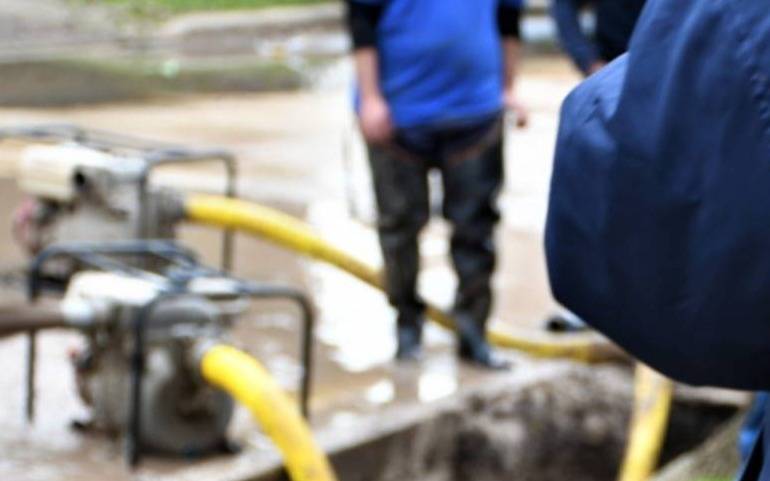 En 521 y 140, los vecinos se quejan por una pérdida de agua que lleva diez años