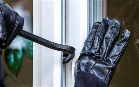 Le arrancaron una ventana y una vez en el interior de la casa, la saquearon