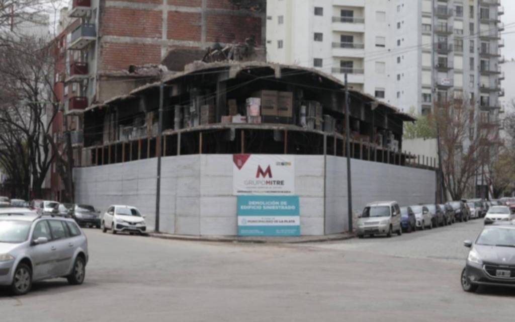 Remoción de escombros en el depósito incendiado de diagonal 77 y 48