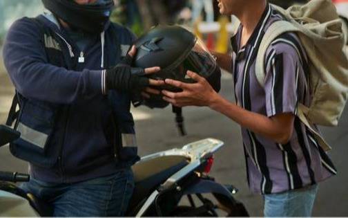 Cayó en la trampa de un falso viaje