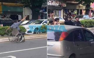 Lo acusaron de robarle a un hombre en silla de ruedas y lo dejaron sin ropa