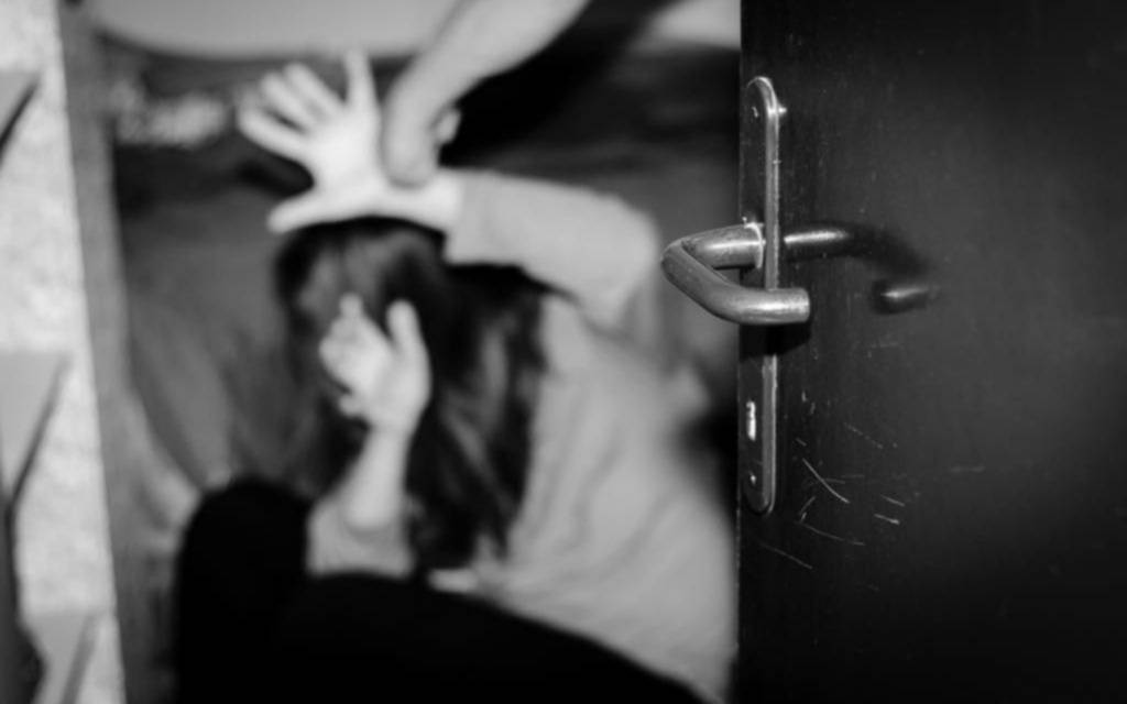 Golpeó a una mujer en el pecho, robó su celular y huyó