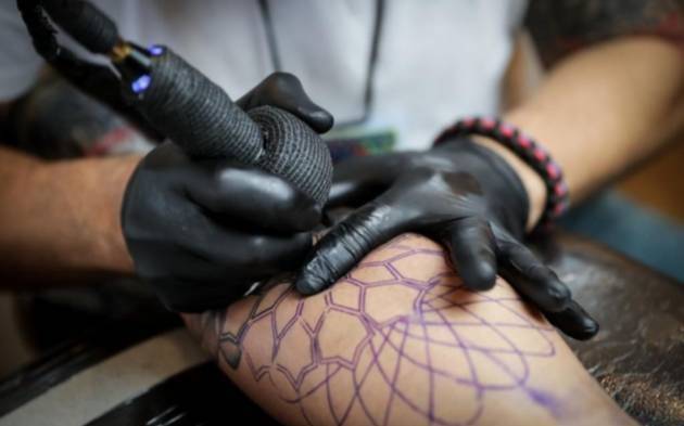Nuevas advertencias sanitarias sobre la práctica del tatuaje