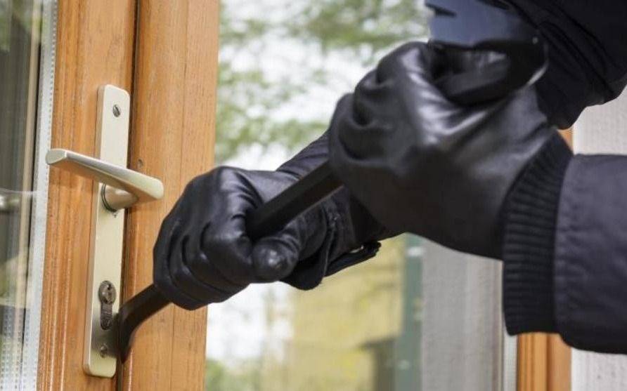 Le saquearon la vivienda mientras trabajaba